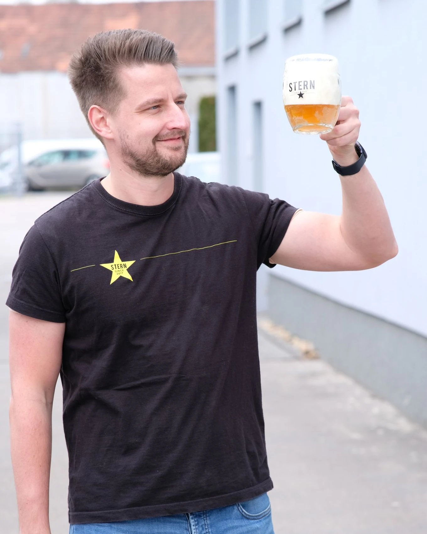 Kamil Gric s půllitrem piva Stern