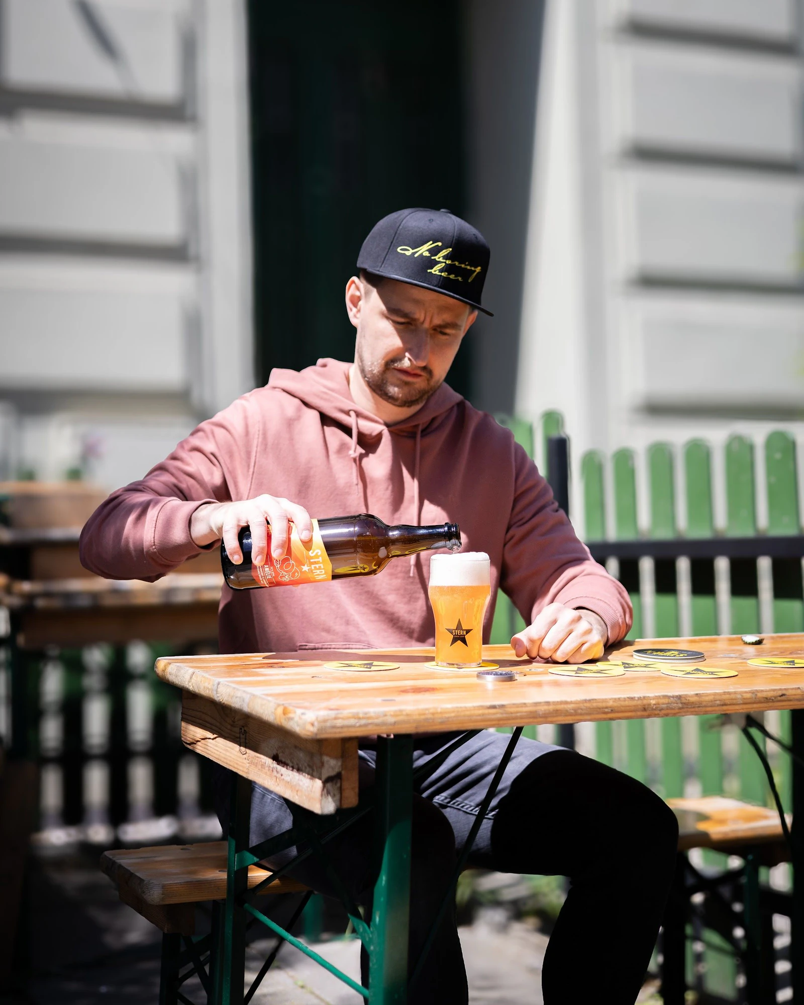 Kamil Gric nalévá pivo Stern u venkovního stolu